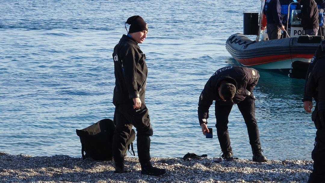 Antalya da t&uuml;yler &uuml;rperten olay: Balık tutarken oltasına ceset takıldı! 2