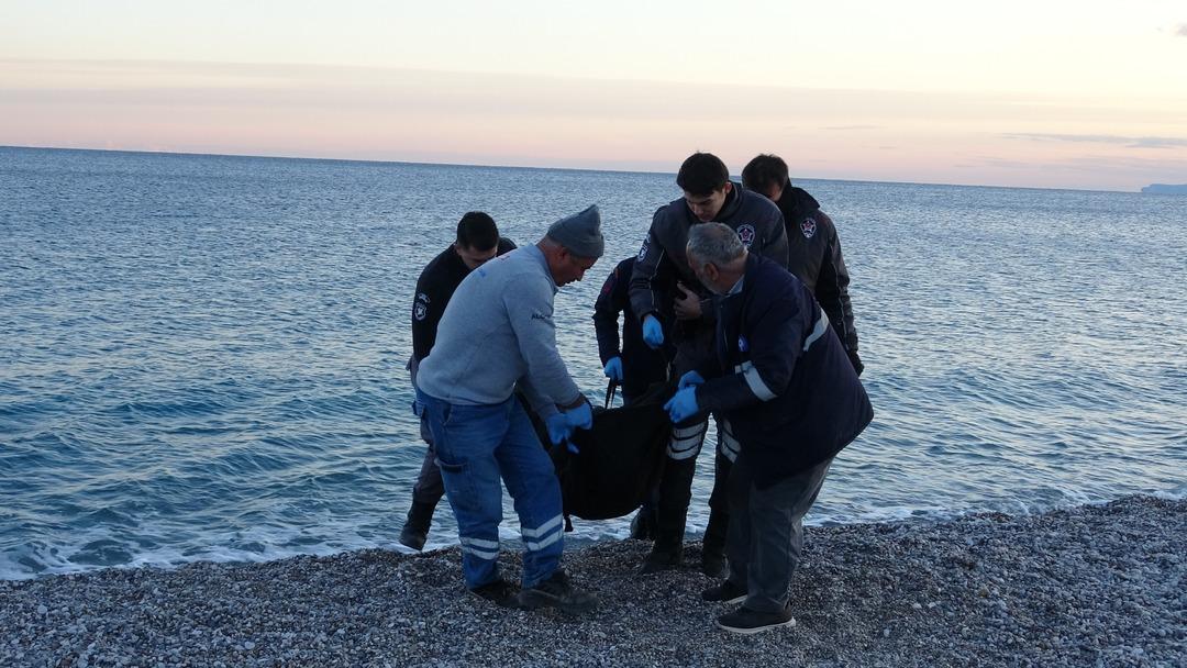 Antalya da t&uuml;yler &uuml;rperten olay: Balık tutarken oltasına ceset takıldı! 4