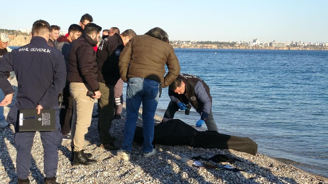 Antalya da t&uuml;yler &uuml;rperten olay: Balık tutarken oltasına ceset takıldı! 1