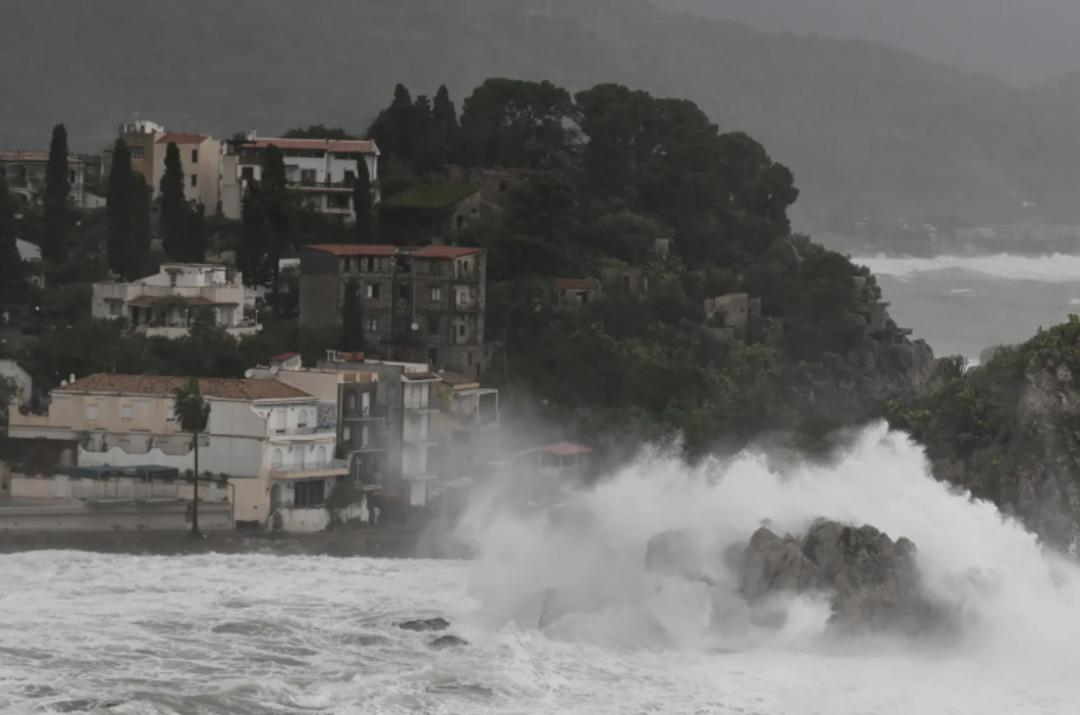 Akdeniz de etkisini s&uuml;rd&uuml;r&uuml;yor: Harry Kasırgası limanları sular altında bıraktı! 2