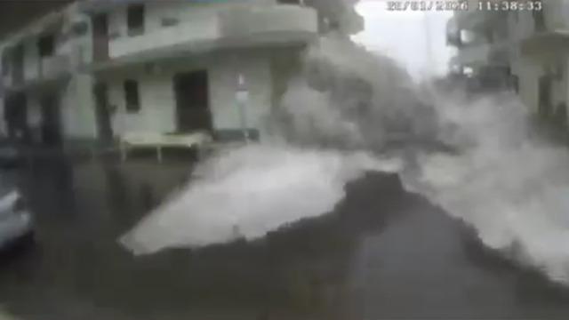 Akdeniz'de etkisini sürdürüyor: Harry Kasırgası limanları sular altında bıraktı!