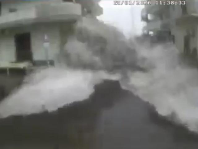 Akdeniz'de etkili: Kasırga limanları yıktı ge&ccedil;ti