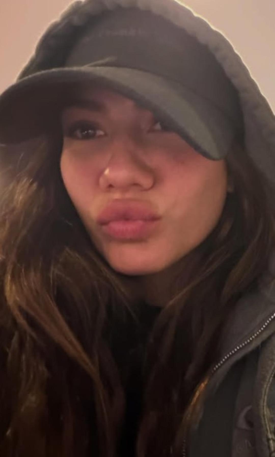 Eşref R&uuml;ya nın Nisan ı Demet &Ouml;zdemir peş peşe paylaştı! Son pozlarına beğeni yağdı 4