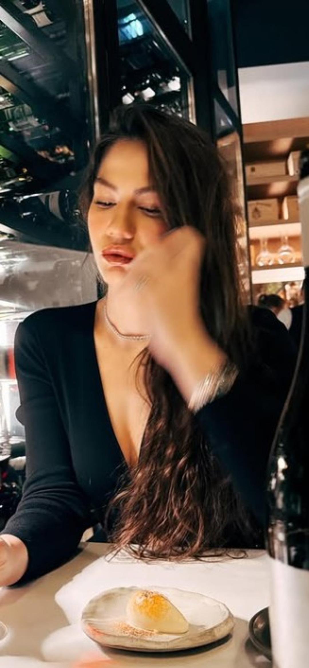 Eşref R&uuml;ya nın Nisan ı Demet &Ouml;zdemir peş peşe paylaştı! Son pozlarına beğeni yağdı 3