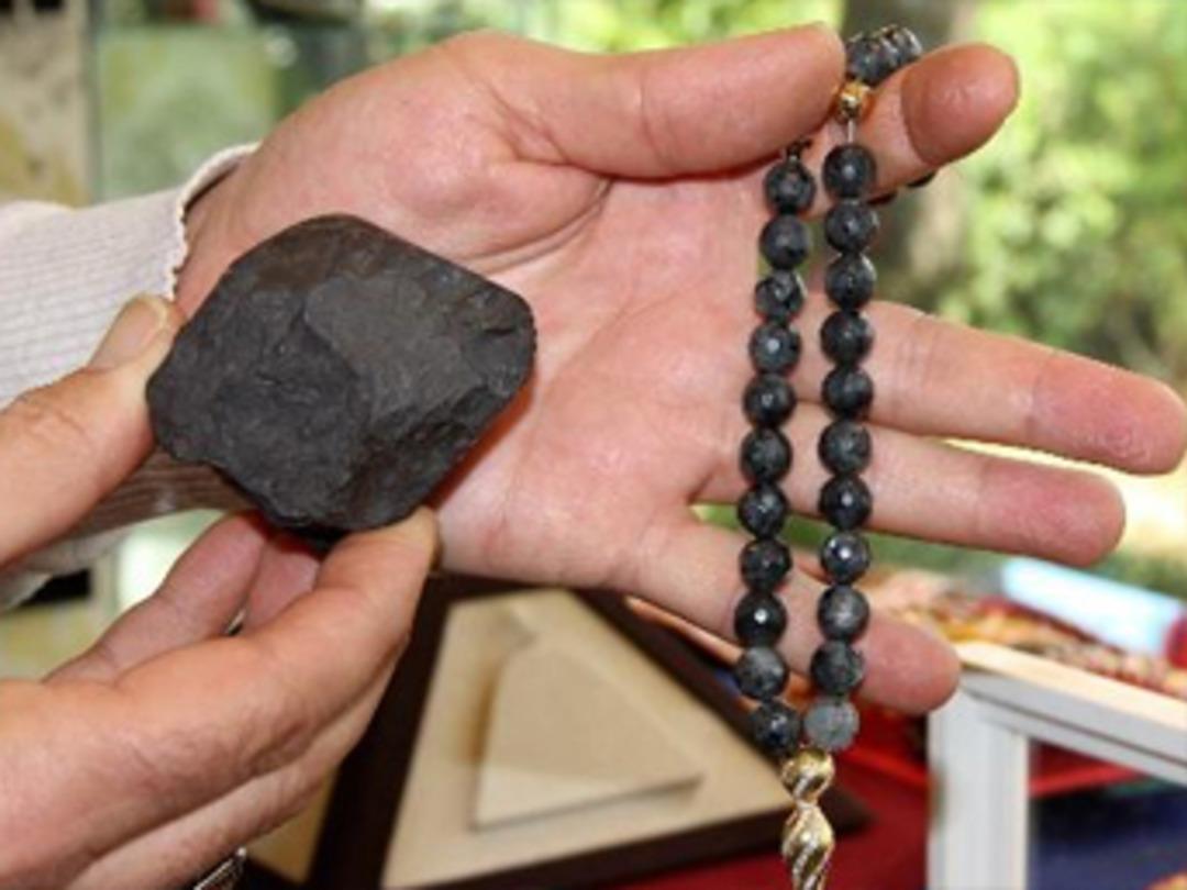 Meteor taşından tespih &uuml;rettiler