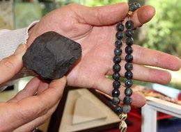 Meteor taşından tespih ürettiler