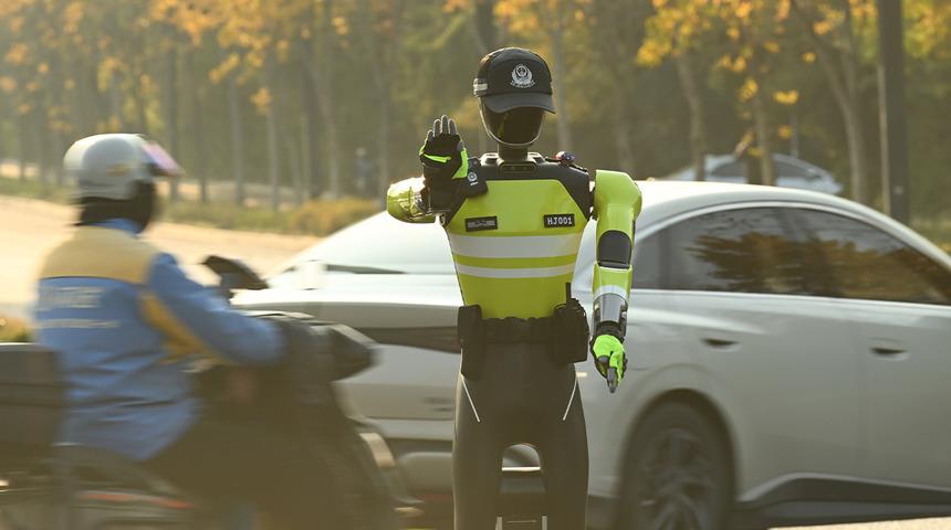 Yapay zeka sokaklara kadar indi: Artık trafiği onlar y&ouml;netecek!