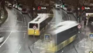 İETT otob&uuml;s&uuml; durağa dalmıştı! Faciadan kıl payı kurtulmuş: O anlar kamerada