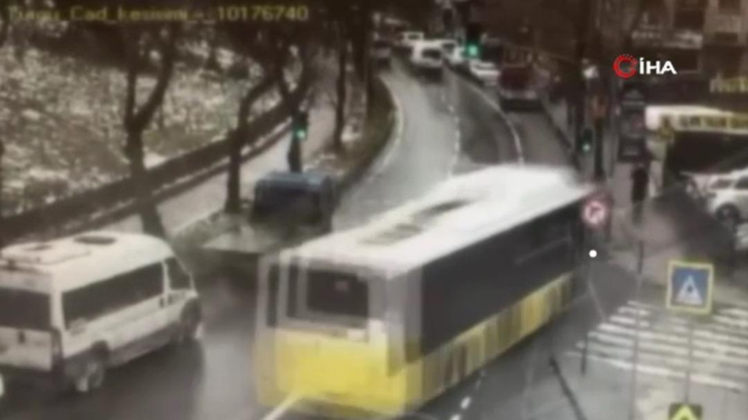 İETT otob&uuml;s&uuml; durağa dalmıştı! Faciadan kıl payı kurtulmuş: O anlar kamerada 1