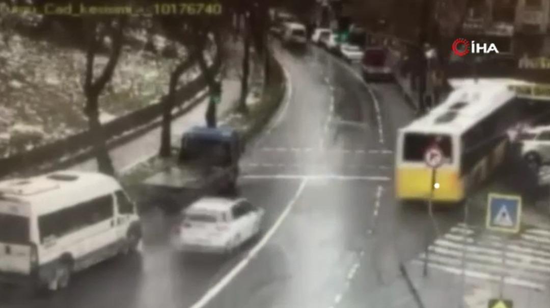 İETT otob&uuml;s&uuml; durağa dalmıştı! Faciadan kıl payı kurtulmuş: O anlar kamerada 3