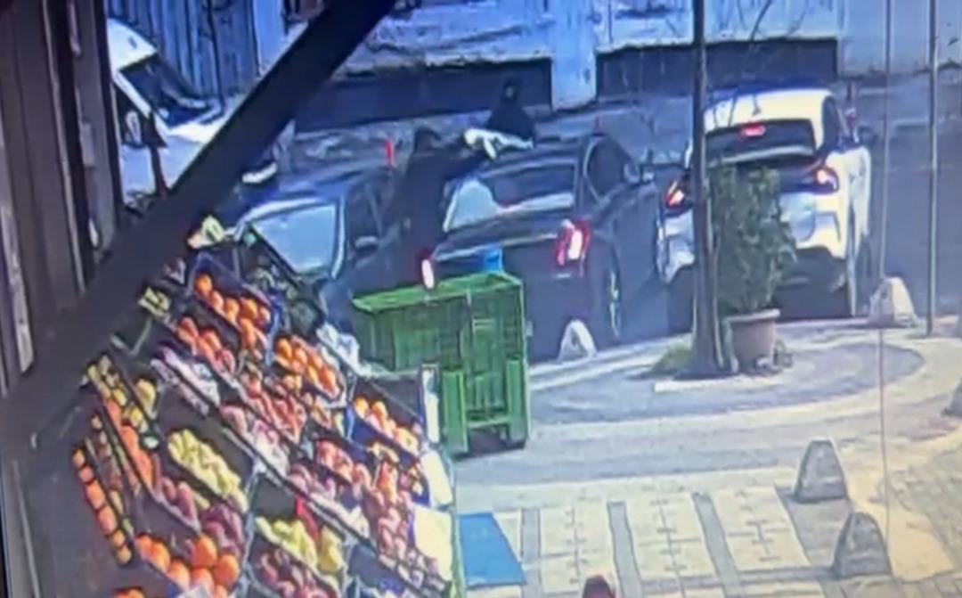 Burak Tuncel suikast anı kamerada! Maskeleriyle ara&ccedil;tan inip, 37 kurşun sıkmışlar 3