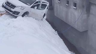 Siirt’te kayan otomobil evin duvarında asılı kaldı