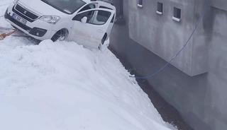 Siirt&rsquo;te kayan otomobil evin duvarında asılı kaldı