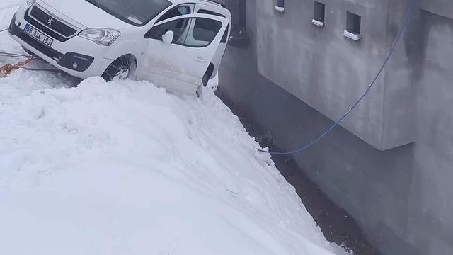 Siirt’te kayan otomobil evin duvarında asılı kaldı