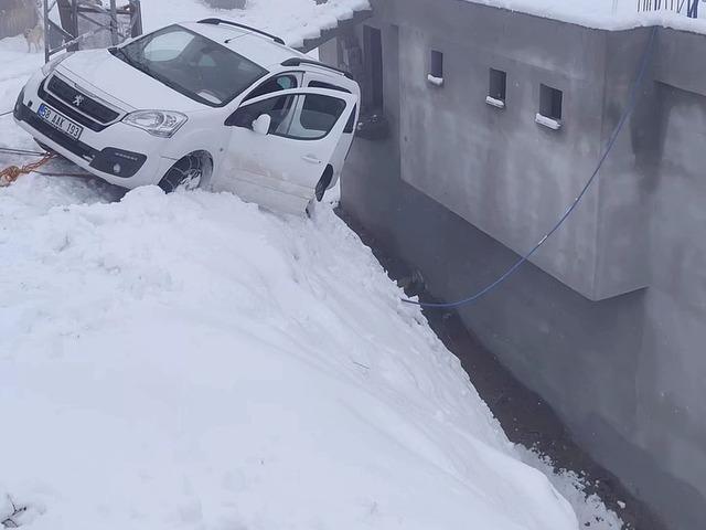 Siirt&rsquo;te kayan otomobil evin duvarında asılı kaldı
