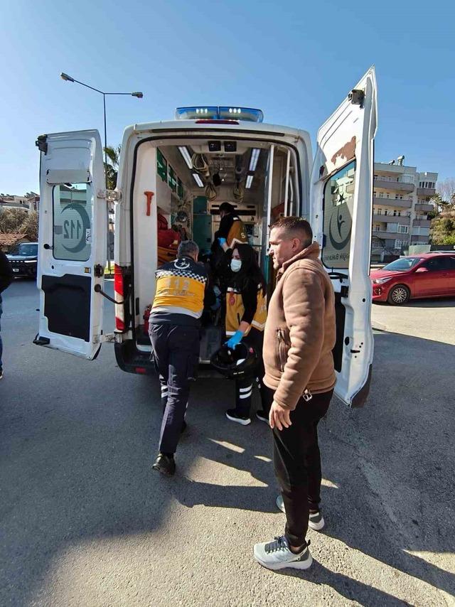 Manavgat&rsquo;ta kamyonet ile motosiklet &ccedil;arpıştı: 1 yaralı 1