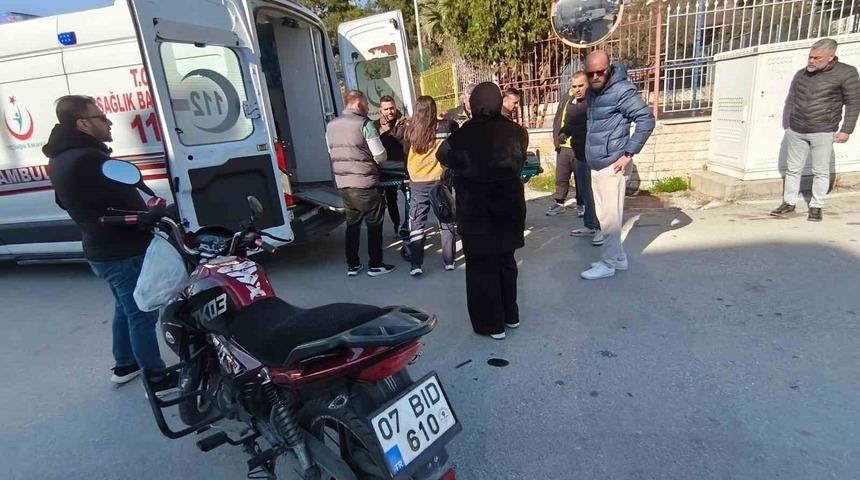 Manavgat&rsquo;ta kamyonet ile motosiklet &ccedil;arpıştı: 1 yaralı