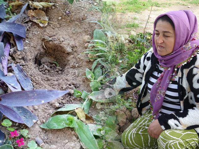 Babasının mezarındaki &ccedil;i&ccedil;ekleri s&ouml;k&uuml;p uyuşturucu sakladılar!