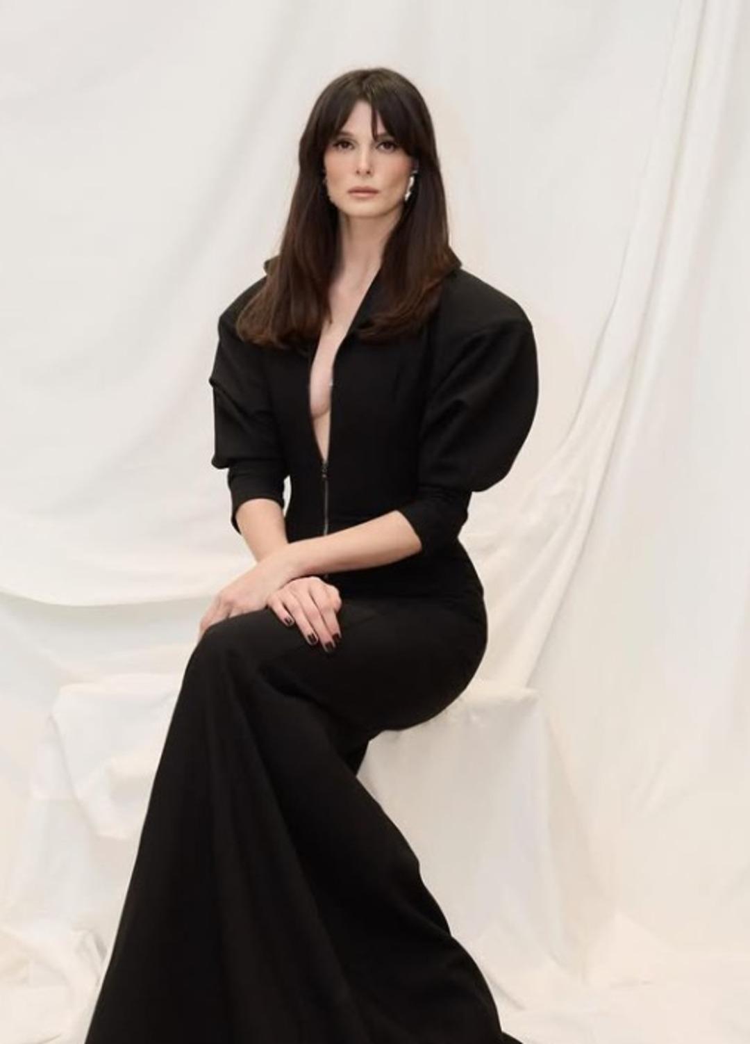 Eşref R&uuml;ya nın yıldızı B&uuml;şra Develi Riyad a damga vurdu! Derin dekoltesiyle mest etti  1