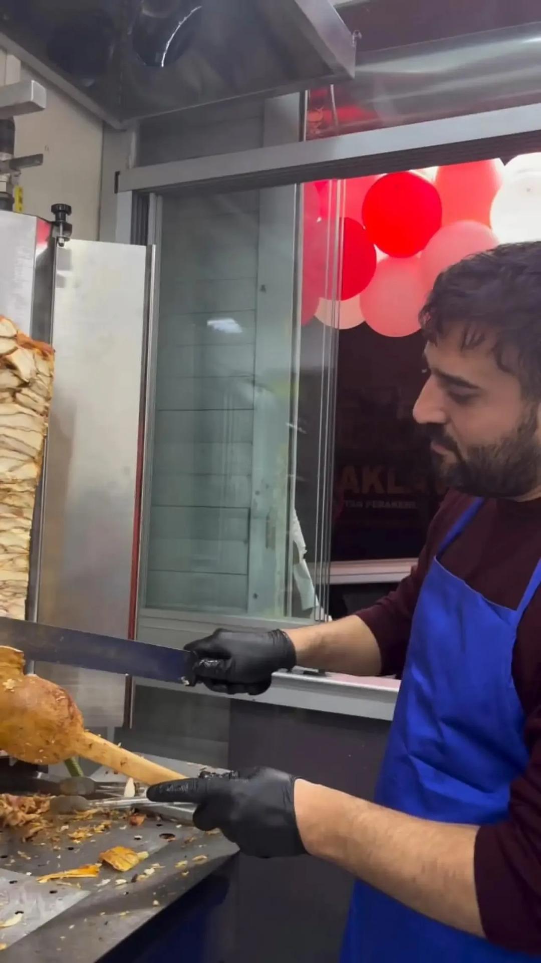 Gaziosmanpaşa da a&ccedil;ılan d&ouml;nercinin batış hikayesi! "40 g&uuml;n a&ccedil;ık kalabildik" 2