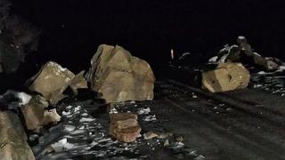 Son dakika: İki k&ouml;ye ulaşım sağlayan yol kapandı