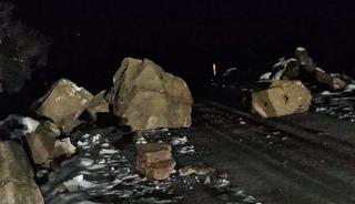 İki k&ouml;ye ulaşım sağlayan yol kapandı