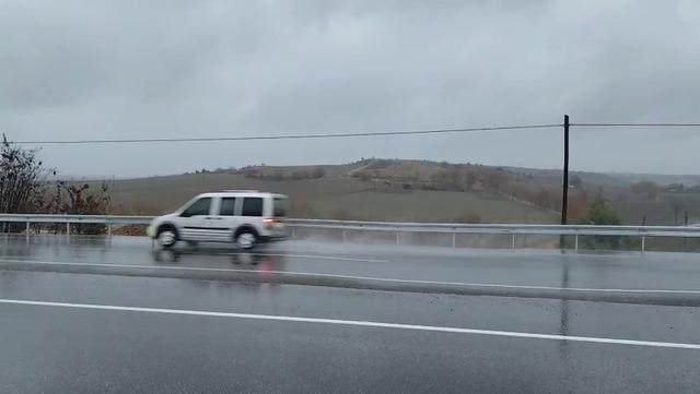 Yeni yapılan yolda yaşanan &ccedil;&ouml;kme kazalara daveti &ccedil;ıkarıyor 1