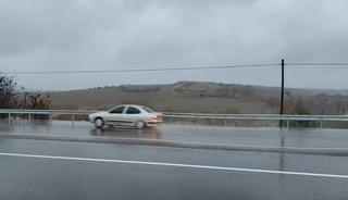 Yeni yapılan yolda yaşanan &ccedil;&ouml;kme kazalara daveti &ccedil;ıkarıyor