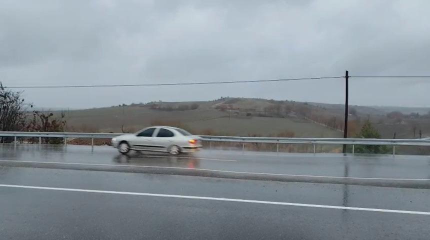 Yeni yapılan yolda yaşanan &ccedil;&ouml;kme kazalara daveti &ccedil;ıkarıyor