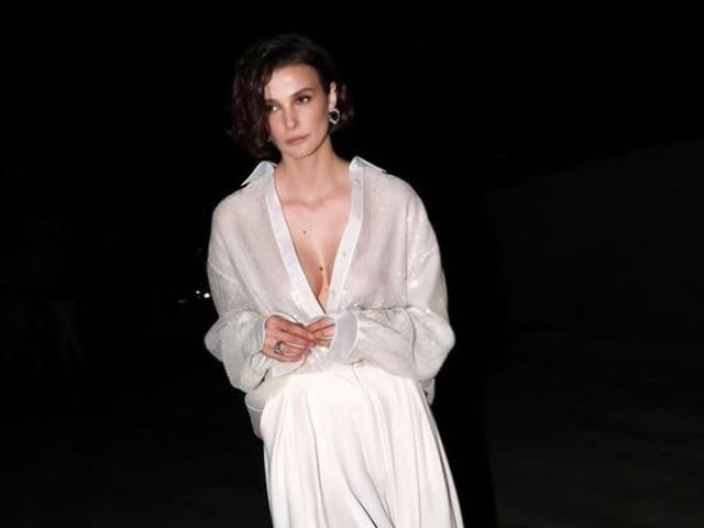 Riyad'a damga vurdu! Derin dekoltesiyle mest etti  