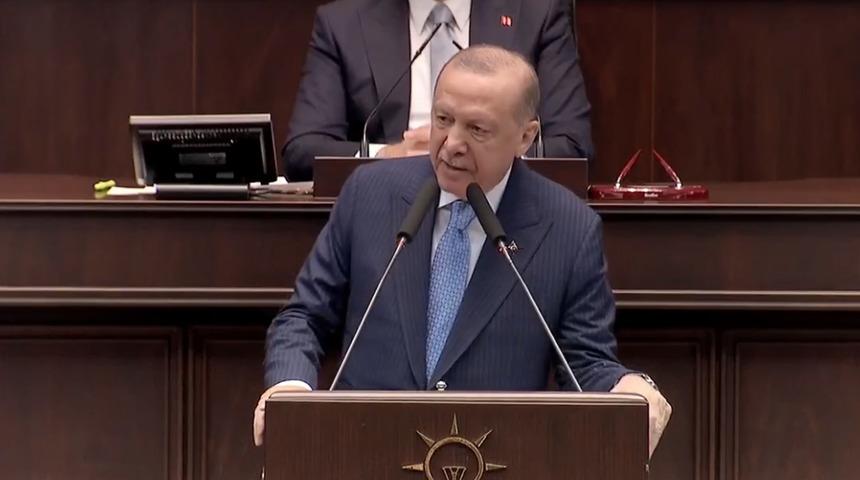 Cumhurbaşkanı Erdoğan'dan en d&uuml;ş&uuml;k emekli maaşı a&ccedil;ıklaması! Bayrak provokasyonuna sert tepki: "Hesabını hainlerden soracağız"