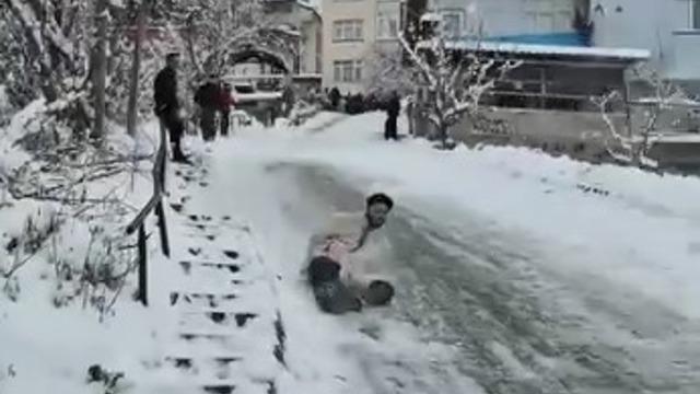 Poşetle kayan gençler hızını alamayarak bahçeye uçtu