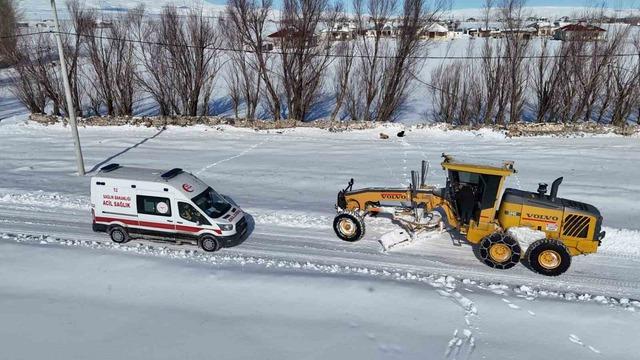 &Uuml;zerine sıcak su d&ouml;k&uuml;len &ccedil;ocuk i&ccedil;in seferberlik 1