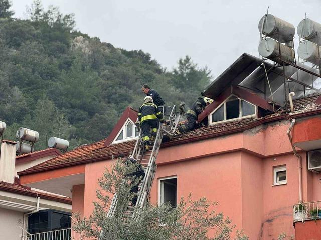 Fethiye&rsquo;de &uuml;&ccedil; katlı evin &ccedil;atı katı alevlere teslim oldu 2