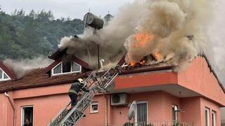 Son dakika: Fethiye&rsquo;de &uuml;&ccedil; katlı evin &ccedil;atı katı alevlere teslim oldu