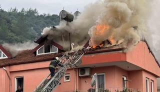 Fethiye&rsquo;de &uuml;&ccedil; katlı evin &ccedil;atı katı alevlere teslim oldu