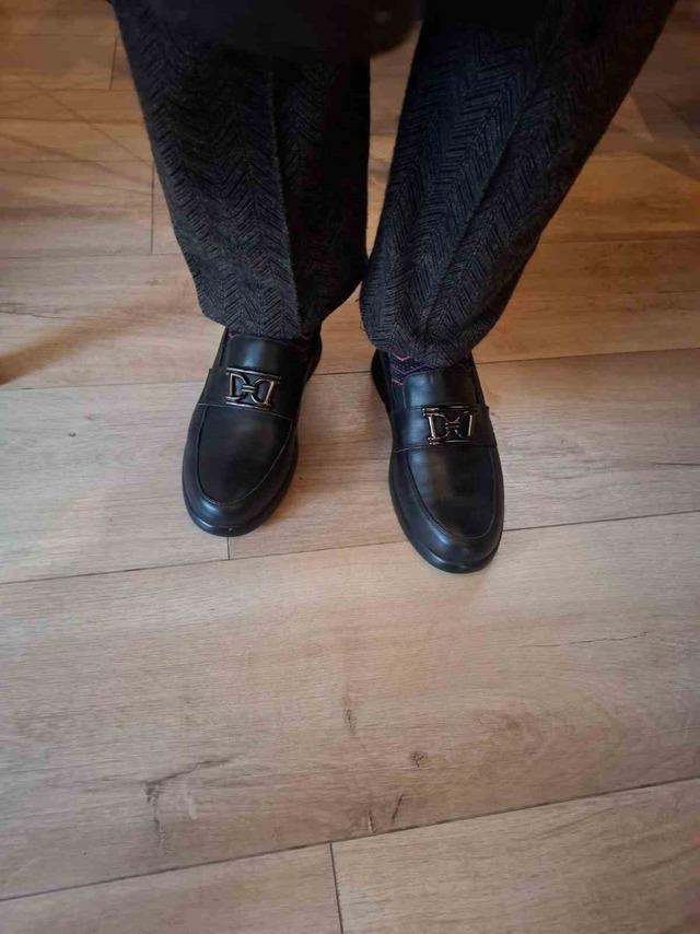 Ayakkabısı olmadığı i&ccedil;in terlikle dolaşan yaşlı kadına mahalle muhtarı yardım etti 1