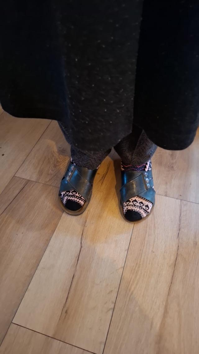 Ayakkabısı olmadığı i&ccedil;in terlikle dolaşan yaşlı kadına mahalle muhtarı yardım etti 2