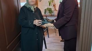 Ayakkabısı olmadığı için terlikle dolaşan yaşlı kadına mahalle muhtarı yardım etti