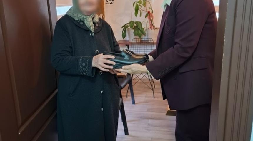 Ayakkabısı olmadığı i&ccedil;in terlikle dolaşan yaşlı kadına mahalle muhtarı yardım etti