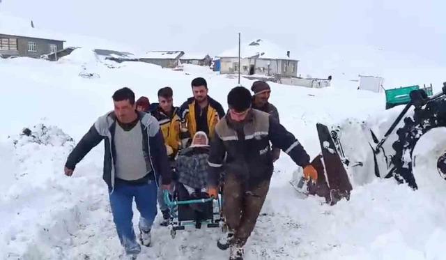 Ağrı&rsquo;da karla kapanan k&ouml;yde 4 saatlik m&uuml;cadele, hastaya hayat yolu a&ccedil;tı 1
