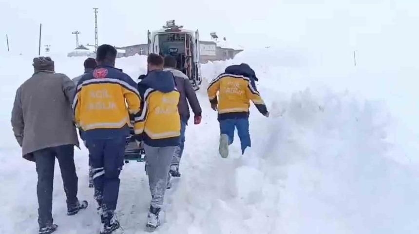 Ağrı&rsquo;da karla kapanan k&ouml;yde 4 saatlik m&uuml;cadele, hastaya hayat yolu a&ccedil;tı