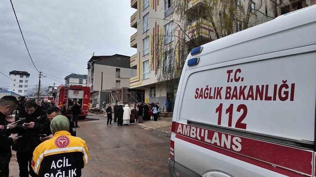 Sultanbeyli&rsquo;de 5 katlı binada yangın: 12 kişi kurtarıldı 1