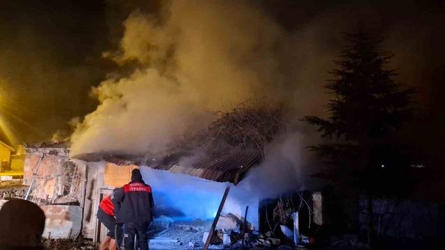 Kursun odunluk deposunda çıkan yangın korkuttu