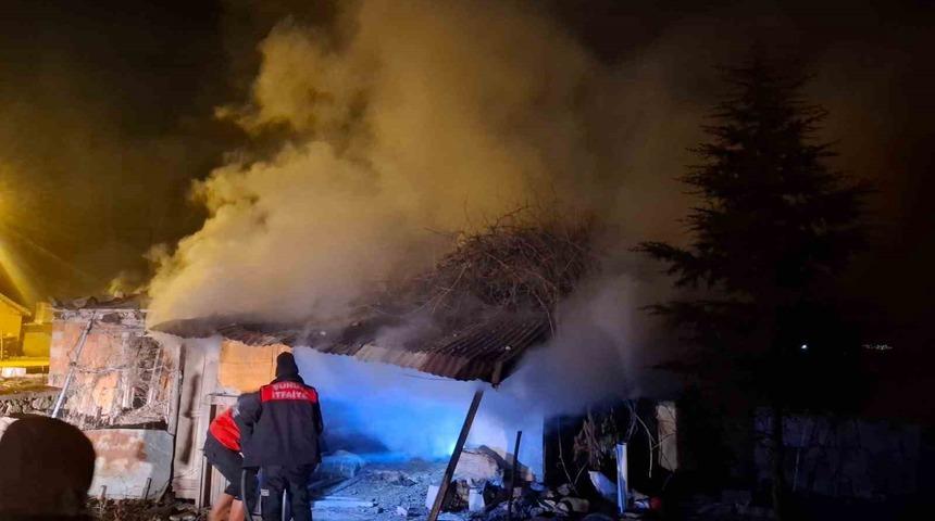 Kursun odunluk deposunda &ccedil;ıkan yangın korkuttu