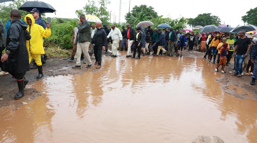 G&uuml;ney Afrika'da sel: 37 &ouml;l&uuml;