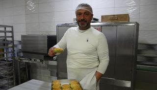 Geleneksel lezzetleri gen&ccedil; nesle sevdirmek istedi: 'Burger tatlı' ortaya &ccedil;ıktı