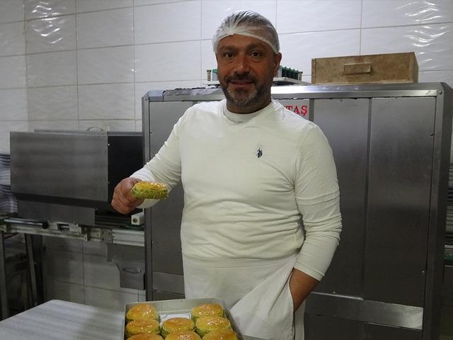 Geleneksel lezzetleri gen&ccedil; nesle sevdirmek istedi: 'Burger tatlı' ortaya &ccedil;ıktı