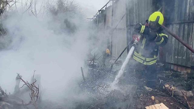 Hurdalıkta &ccedil;ıkan yangın g&ouml;ky&uuml;z&uuml;n&uuml; kara dumanla kapladı 1