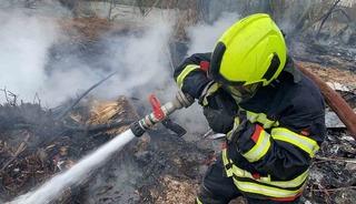 Hurdalıkta &ccedil;ıkan yangın g&ouml;ky&uuml;z&uuml;n&uuml; kara dumanla kapladı